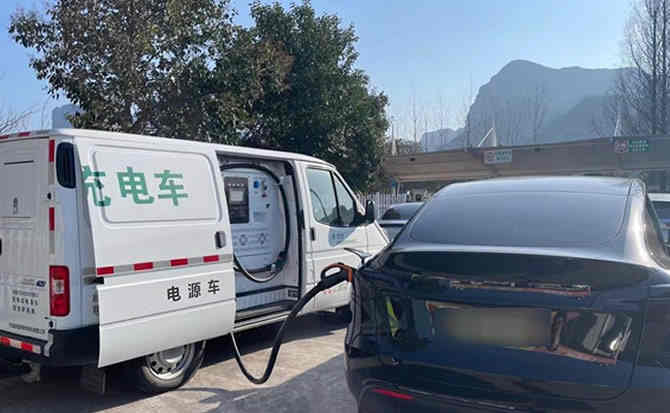 万年汽车搭电
